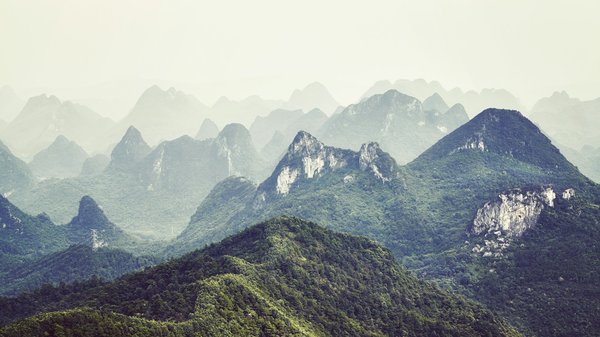 Quels sont les conseils pour un camping en région karstique avec exploration de grottes?